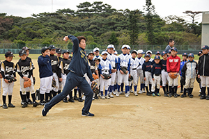 投球指導をする鶴岡慎也選手