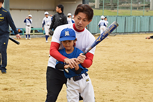 バッティングの指導をする川島慶三選手