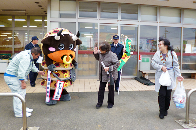 一日署長として広報活動をするまぶーる君