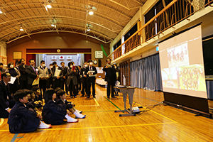 体育館で公開された外国語活動の様子