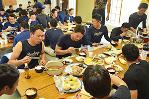 豪勢なメニューを豪快に食べる部員の皆さん