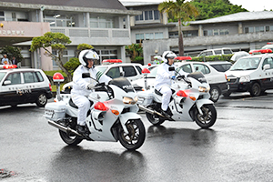 パトロールに出発する関係車両