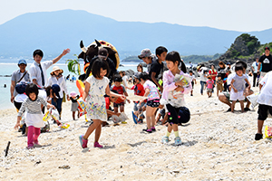 「宝さがし」で楽しげに景品を探す子どもたち