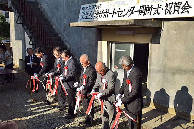 開所を祝いテープカットを行う関係者