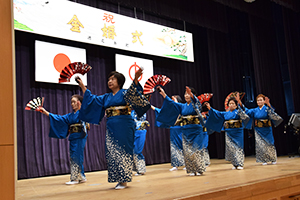 各地区から島唄や踊りで祝福