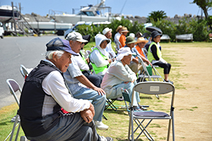 和やかに観戦する参加者