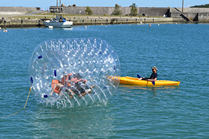 アクアボールで海上散歩体験