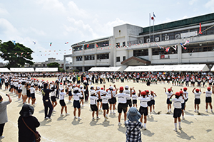 亀津小での全校踊り「亀津浜踊り」