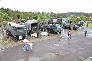 入浴や給水、医療支援など、災害時に活躍する車両が集合