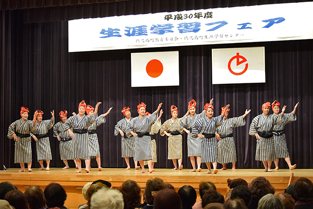 華やかな揃いの衣装が多かった舞台発表