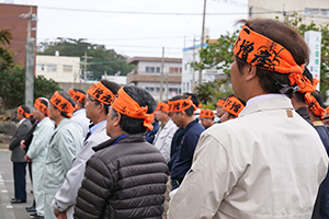 「さとうきび増産」のタオルを巻く参加者