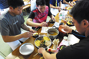 町女性連スタッフを中心に炊き出しで応援