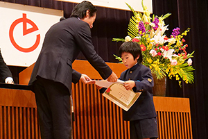 島口川柳は小学校低・中・高学年、中学校の部で表彰