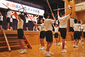 井之川中生徒による下久志棒踊りの発表