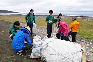 手々海浜公園での清掃作業