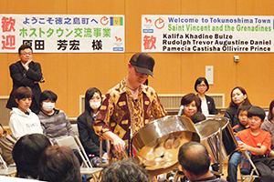 音楽交流会ではSVGで盛んなスティールパンを、プロ奏者の原田芳宏さんが演奏