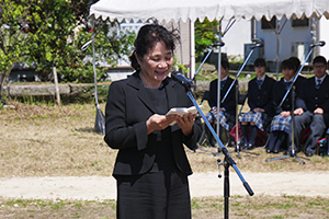 故・建村一佐の妻美代子さんが遺族を代表してあいさつ