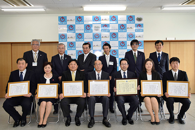 表彰を受けた町教職員の皆さん