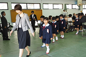 式が終わりホッとした様子で退場