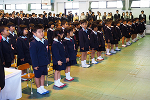 緊張した面持ちの新一年生