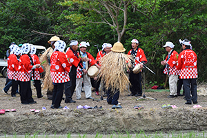 亀津中区郷土芸能保存会も田植え踊りを披露