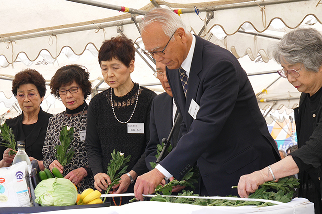 各県遺族団が犠牲者の冥福を祈り献花