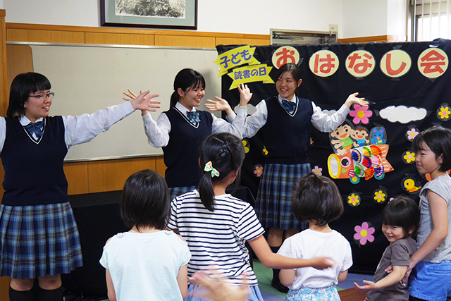 今年は高校生ボランティアが手遊びうたを披露