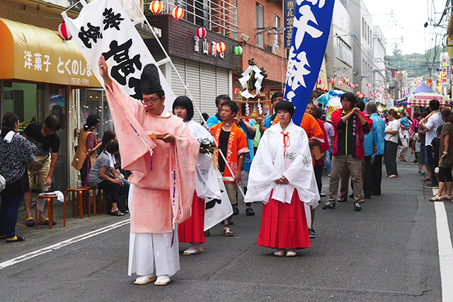 神事に続いて行われたみこしのパレード