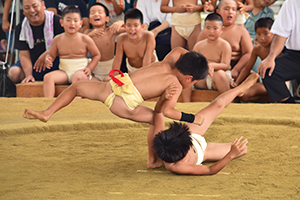 小学生の取組みでは豪快な決まり手も