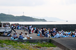 大勢の住民や帰省客が海岸に集う