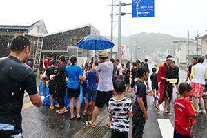 一時土砂降りの雨に見舞われるも水掛けなので問題なし