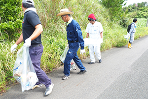 25の班に分かれ島内一円の町道・農道を清掃