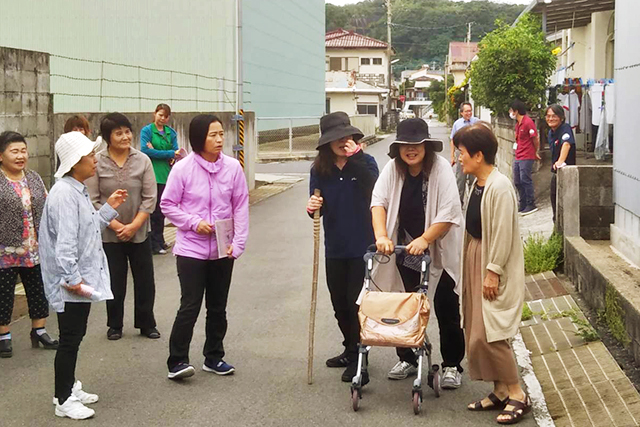 南風園等職員が認知症高齢者に扮し模擬訓練