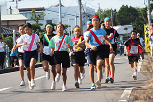 花徳支所前を小学生女子が一斉にスタート