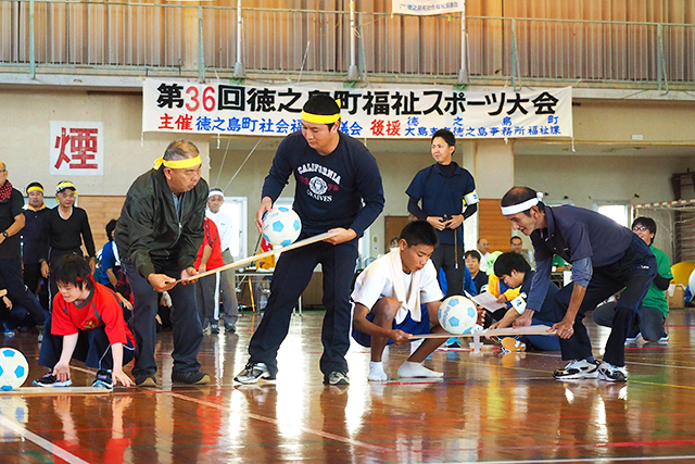 支え合いながら室内スポーツで交流