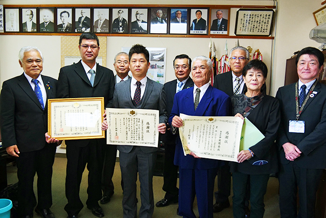 （左から）岸岡建設・徳之島病院・中央開発へ感謝状