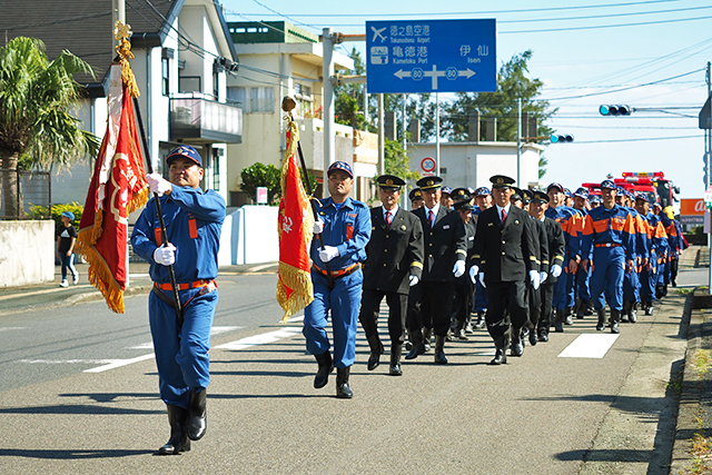 晴天に恵まれ堂々と進む亀津市街地でのパレード