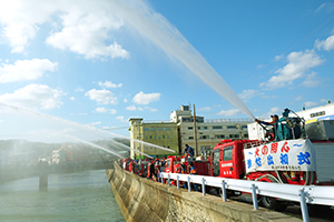 亀津大瀬橋での放水演習