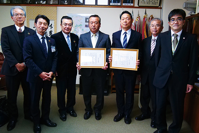 富田校長（右から3番目）と伊田校長（中央）