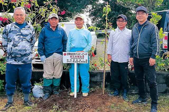 贈られた苗木を植樹した母間校区会の皆さん