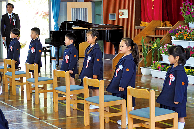 元気に自己紹介する母間小の新1年生