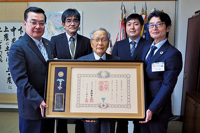 瑞宝双光章を授与された深川儀秀氏（写真中央）