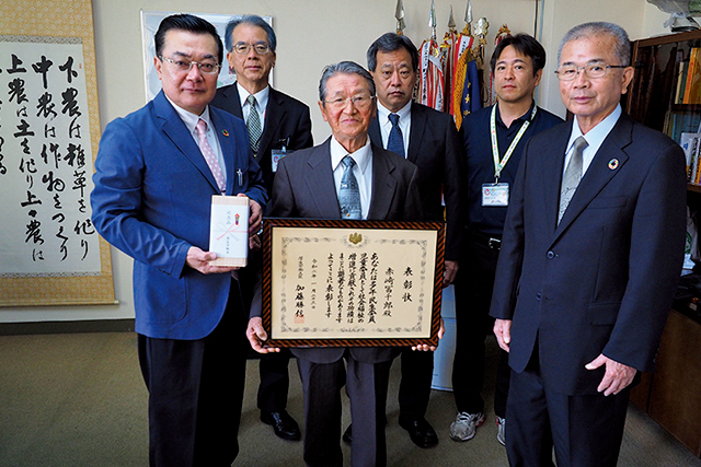 厚労大臣表彰を受けた赤﨑冨千郎氏（写真中央）