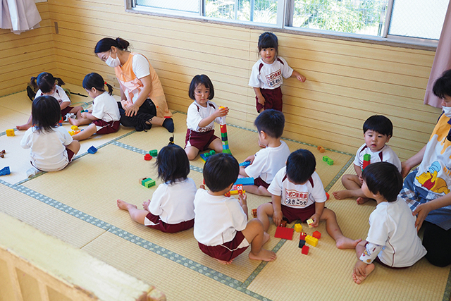 寄贈された畳の上で遊ぶ園児たち