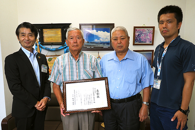 同保存会の保さん（中央左）と町田さん（中央右）