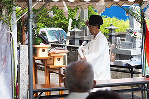 神事を執り行う天城町高千穂神社の芝田宮司