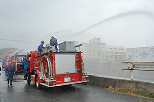 雨天で行われた放水訓練