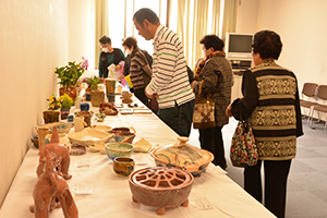 陶芸作品に見入る来場者