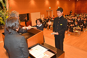 学士村塾通塾優秀者の皆勤者表彰