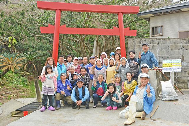 手作りの鳥居の前に集合した金見集落のみなさん